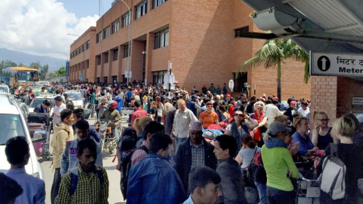Noch ist es schwierig mit dem Rückflug – der Flughafen von Kathmandu ist voll von gestrandeten Menschen. 
