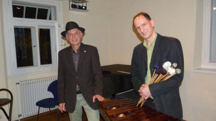 Während Hermann Helming mit ganz unterschiedlichen Dingen die Marimba zum Klingen brachte, führte Erzähler Werner Deflorian (links) die Zuhörer in die Welt der Märchen, Mythen und Legenden. 