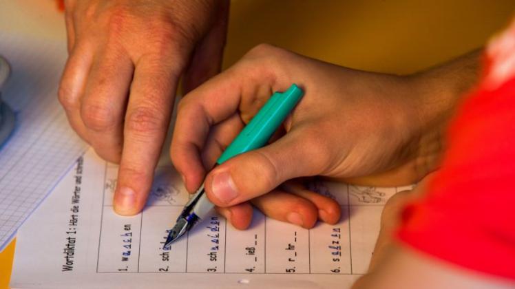 Ein Flüchtlingskind lernt Deutsch in Wort und Schrift. Symbolfoto: dpa