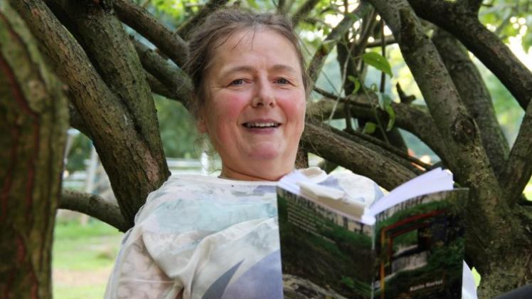 Karin Hartel auf ihrem Lieblingsbaum in ihrem Garten. Auch hier sind einige Gedichte entstanden