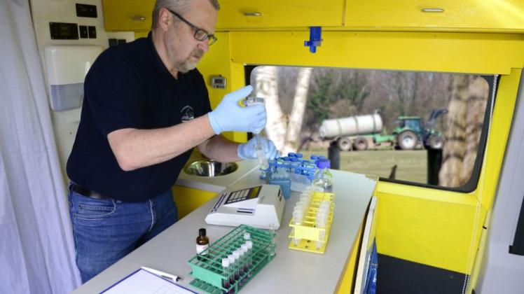 Harald Gülzow beim Analysieren im Labormobil des VSR-Gewässerschutzes. 