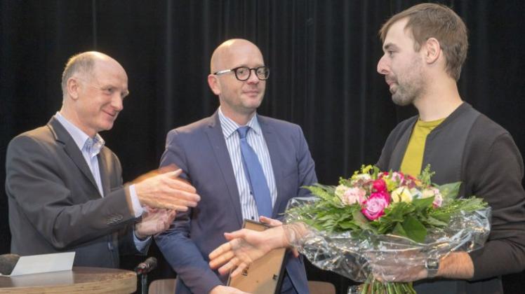 Der Gewinner: Intendant Ralf Waldschmidt (von links) und Theatervereinsvorsitzender Axel Zumstrull gratulieren Stefan Hornbach. 