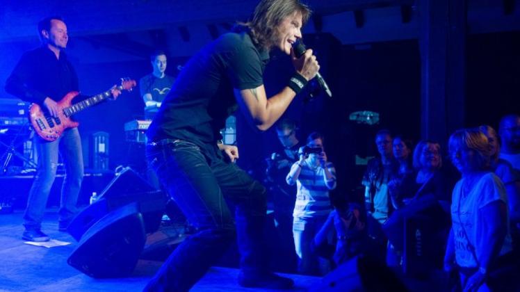 Stimmlicher Klon von Jon Bon Jovi: Oliver Henrich macht als Frontmann der Coverband Bounce mächtig Dampf beim Sommerfestival auf Gut Varrel. 