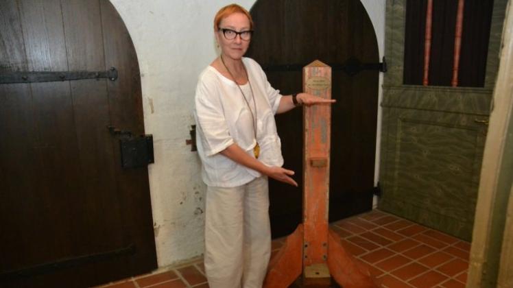 Pfarrerin Susanne Bruns zeigt die Halterung für die Orgelpfeife, die gestohlen wurde und unersetzlich ist. 
