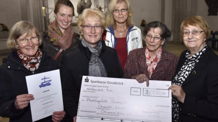 Anne Keßling, Sonja Finkmann, Petra Krone und Christa Nöst von der Flüchtlingshilfe im Rosenplatzquartier nahmen aus den Händen von Ruth Brüggen, Vertreterin der Spender, und Ackos-Vorstandsmitglied Karin Jabs-Kiesler (von links) den Spendenscheck entgegen. 