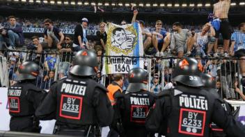 Beziehen Stellung: Polizeibeamte vor der Fankurve des TSV 1860 München bei einer Partie gegen Holstein Kiel. 