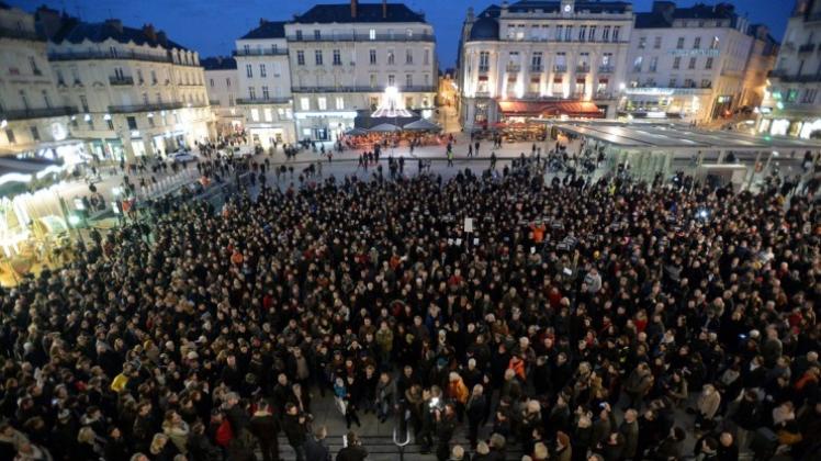Kundgebung gegen den Terror in Frankreich. Am Mittwoch trafen sich viele Menschen auf dem Place du Ralliement in Angers. 