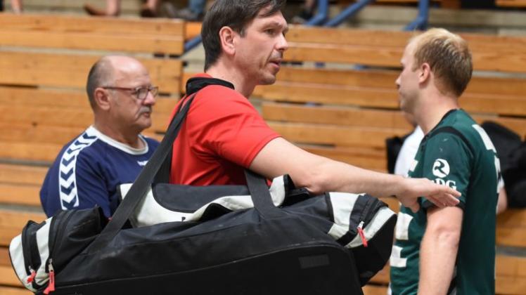 Ging mit einer Heimniederlage in die Weihnachtspause: der Handball-Oberligist TV Neerstedt um seinen Trainer Jörg Rademacher. Er verlor gegen den Elsflether TB mit 23:24 (13:7). 