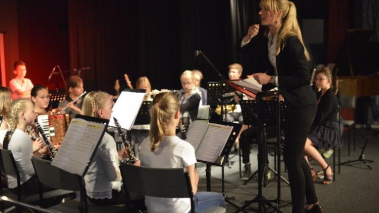 Ein abwechslungsreiches Konzert im Gymnasium: Musiklehrerin Jana Mauer musiziert mit der Klasse 5M. 