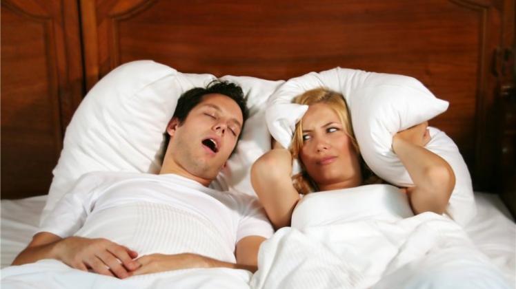 Ein schnarchender Partner geht vielen auf die Nerven. Ohrenstöpsel oder ein eigenes Schlafzimmer können helfen. 
