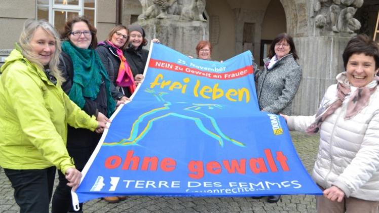 Delmenhorster Frauen zeigen gemeinsam Flagge gegen Gewalt an Frauen. 