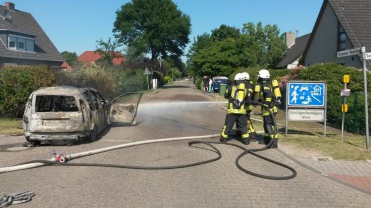 Nach einem Zusammenstoß zwischen zwei Fahrzeugen in Sandkrug ist am Donnerstagnachmittag ein Auto ausgebrannt. Fotos: Timo Nirwing