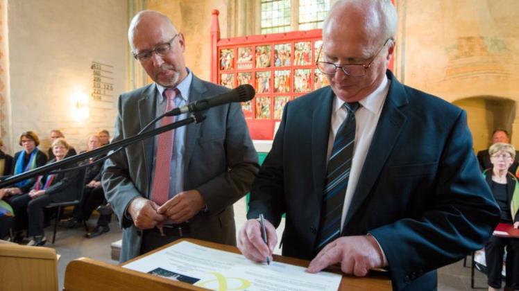 In der St.-Elisabeth-Kirche haben Hudes Bürgermeister Holger Lebedinzew (links) und der stellvertretende Landrat von Salcininkai Andzej Andruskevic einen Freundschaftsvertrag unterzeichnet. 