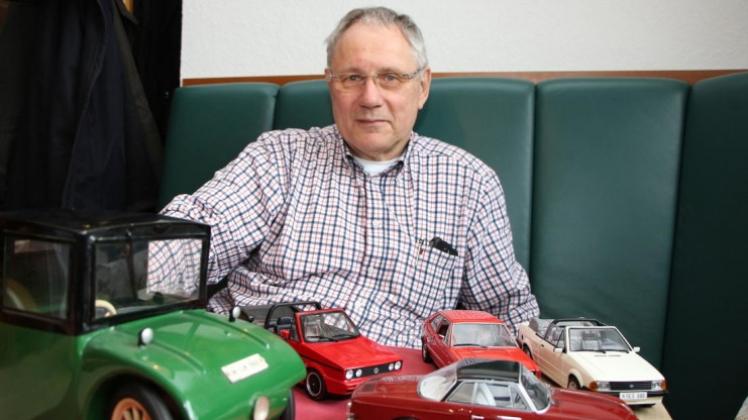 Solange die Oldtimer wegen des Wetters noch in der Garage bleiben müssen, kümmert sich Hermann Rutsch um seine Modellauto-Sammlung. 