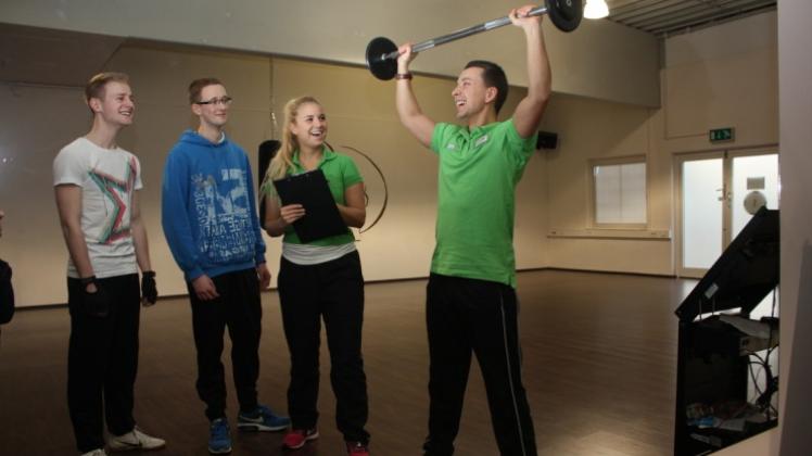 Die Fitnessstudio-Besucher Sören Steinhagen (von links) und Tom Mader starten mit den Mitarbeitern Charlene Fricke und Paul Fricke sportlich ins Jahr. 