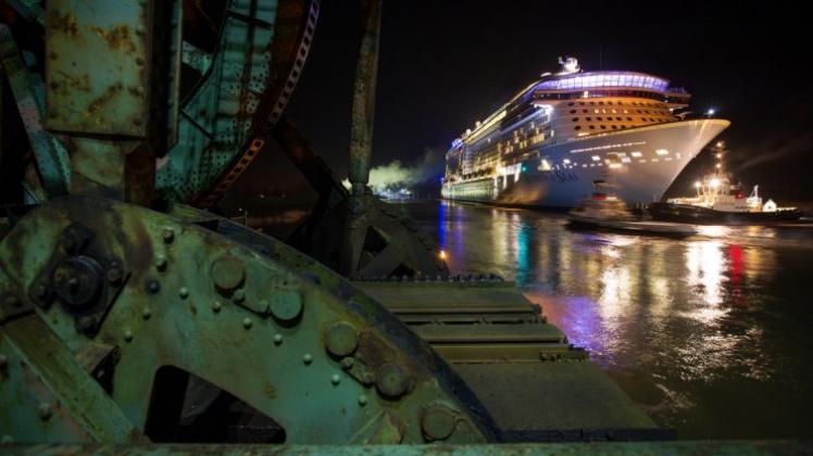 Das Gewinnerfoto beim Herausgeberpreis von NOZ Medien im Jahr 2015: Das Kreuzfahrtschiff „Anthem of the Seas“ der Meyer Werft auf der Ems bei Weener. 