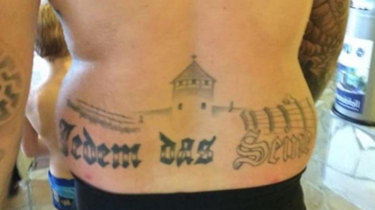 Wegen eines KZ-Tattoos muss sich ein NPD-Funktionär aus Brandenburg vor Gericht verantworten. 