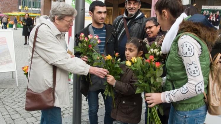 In Delmenhorst haben sich am Samstag, 24. Oktober, Flüchtlinge für die herzliche Aufnahme in der Stadt bei Bürgern mit Rosen bedankt. 