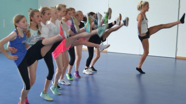 Casting für eine neue Faschingsgarde: Kim Brandenberg trainiert mit den Ganderkeseer Mädchen im TSV-Vereinsheim die ersten Tanzschritte. 