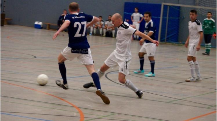 Gewannen zunächst gegen den SV Achternmeer mit 2:1 und wurden dann Sieger der Vorrundengruppe D der Hallenkreismeisterschaft in Hude: die Fußballer des TSV Ganderkesee um Sven Apostel (Mitte). 