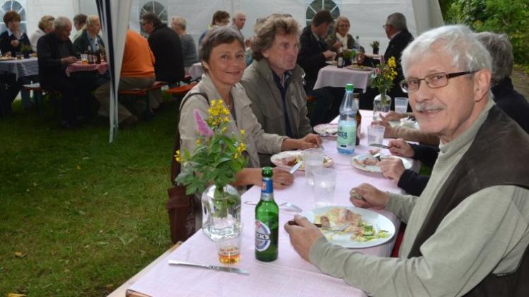 Gutes Essen, gute Gespräche: Am Sommerfest des Fuhrenkamp-Schutzvereins nahmen am Sonntagnachmittag 30 Gäste Teil. 