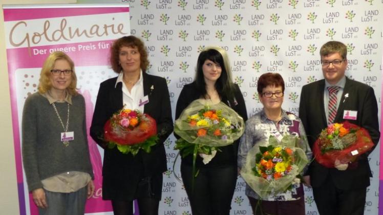 Freuten sich über die Verleihung der „Goldmarie“ im Meppener Kreishaus: (v. li.) Sigrid Kraujuttis (Landkreis Emsland), Vivien Sandt, Ines Plettenberg (Laudatorin), Johanna Kaul und Dirk Hobbie. 