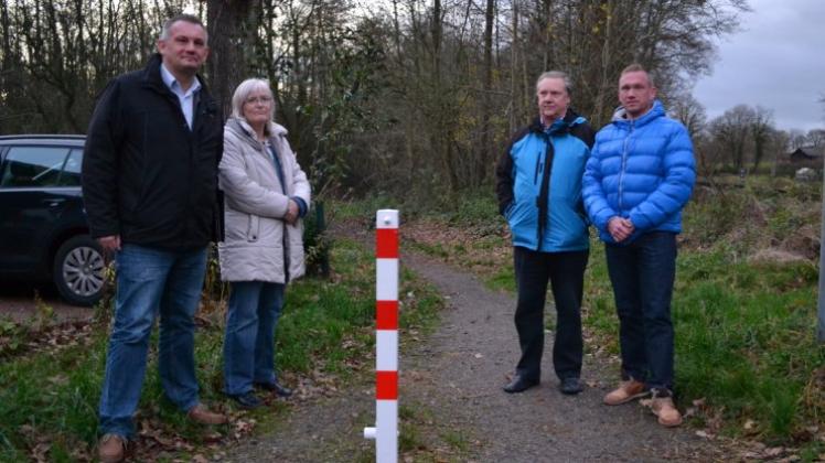 Die Ratsherren Jürgen Stöver (links) und Axel Konrad (rechts) unterstützen Angelika und Hans-Dieter Seiler in ihren Bestrebungen, den Pfeiler zu versetzen. Die Ratsherren Jürgen Stöver (links) und Axel Konrad (rechts) unterstützen Angelika und Hans-Dieter Seiler in ihren Bestrebungen, den Pfeiler zu versetzen.