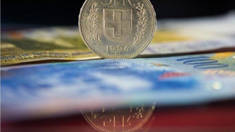Schweizer 5-Franken-Münze. Der Verein Monetäre Modernisierung (MoMo) möchte erreichen, dass Banken nur «Vollgeld» verleihen dürfen. 