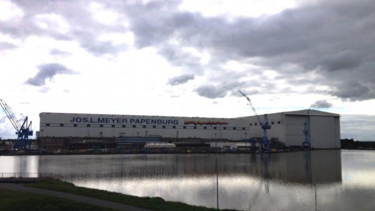 Auf der Meyer Werft ist die Belegschaft aufgerufen, am Mittag in einem kurzen Moment des Innehaltens der Toten und Verletzten zu gedenken. 