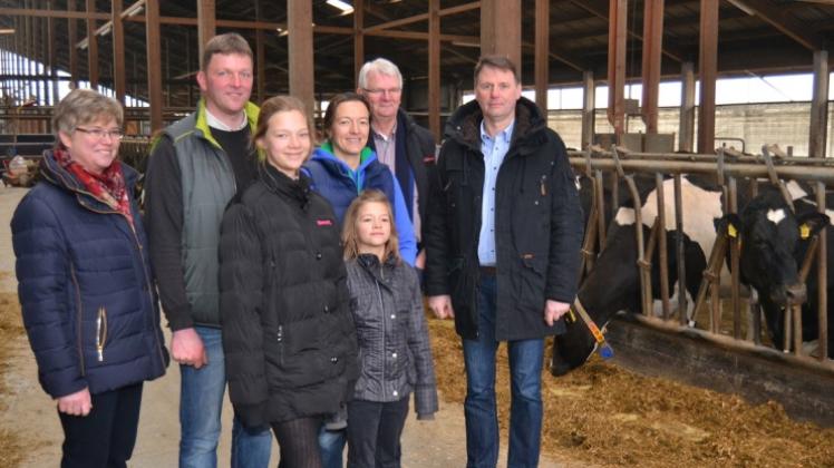 Die Vielstedter Familie Meyer und der Bauernverband sind sich einig: Die Milchquote war überfällig. Von links Anke, Mathias, Nele, Sandra, Jule und Erhard Meyer sowie Heinz Korte, Landvolk. 