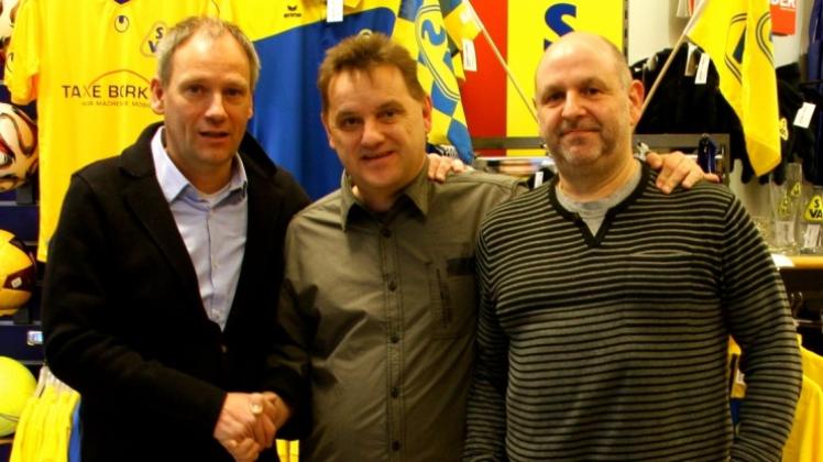 Der nächste Neue: Holger Timme (Mitte) wird Trainer beim SV Atlas II. Das freut auch den sportlichen Leiter Jörg Rosenbohm (links) und Abteilungsleiter Thomas Luthardt. 