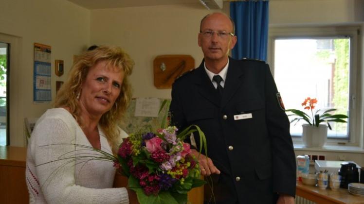 Ute McKeever-Nöldner hat die Polizei mit Zivilcourage unterstützt. Markus Voth bedankt sich mit Blumen. 
