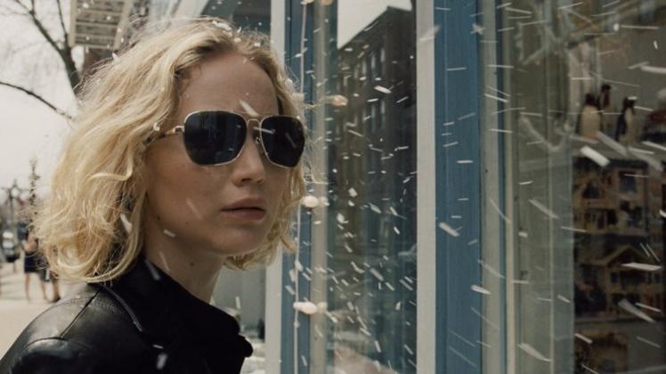 Jennifer Lawrence als Hausfrau und werdende Selfmade-Millionärin Joy in „Joy - Alles außer gewöhnlich“. 