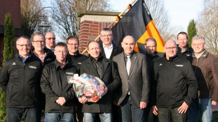 Über ein 65-jähriges aktives Vereinsleben der Kolpingfamilie Dersum-Neudersum freuen sich Vorstandsvorsitzender Klaus-Dieter Wegmann (Achter von links) und seine eingespielte Führungsmannschaft. 