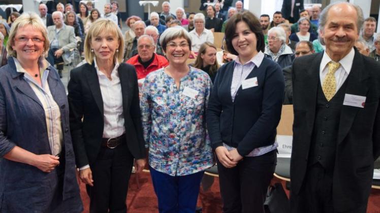 Diskutierten über Integration von Flüchtlingen: (von links) Bürgermeisterin Alice Gerken-Klaas, Doris Schröder-Köpf, Landesbeauftragte für Migration und Teilhabe, sowie Astrid Fuchs, Annina Tayed und Dr. Hans-Georg Zechel von der Bürgerstiftung. 