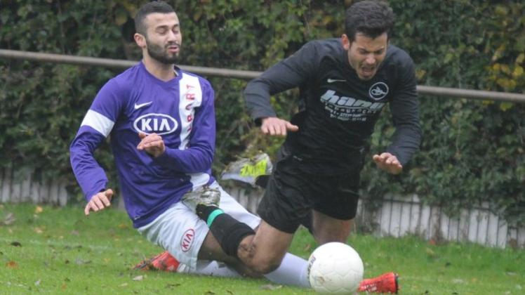 Im Stadtderby ging es zur Sache: Der Jahner Yusuf Baltaci (links) foult in dieser Szene Izzet Saglam vom KSV Hicretspor Delmenhorst.
