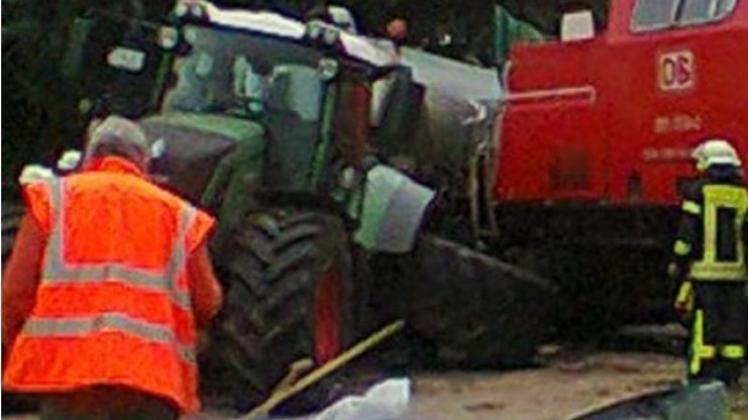 In Großenkneten ist eine Rangierlok mit einem Traktorgespann zusammengestoßen. 