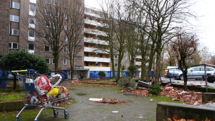 Tristesse: Herrenlose Einkaufswagen stehen vor dem leerstehenden Gebäude Am Wollepark 1 bis 5 zuhauf. In und neben ihnen: Müll, und zwar nicht zu knapp. Bewohner beschwerten sich nun über die Zustände in dem Areal. Das Problem indes ist nicht neu. FOTO: FREDERIK GRABBE Tristesse: Herrenlose Einkaufswagen stehen vor dem leerstehenden Gebäude Am Wollepark 1 bis 5 zuhauf. In und neben ihnen: Müll, und zwar nicht zu knapp. Bewohner beschwerten sich nun über die Zustände in dem Areal. Das Problem indes ist nicht neu. FOTO: FREDERIK GRABBE