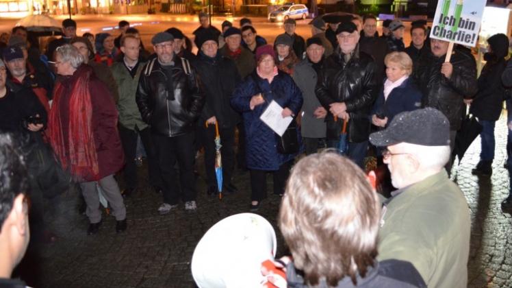 Vor dem Rathaus haben am Montagabend rund 80 Bürger den Opfern des Terrors in Frankreich gedacht.