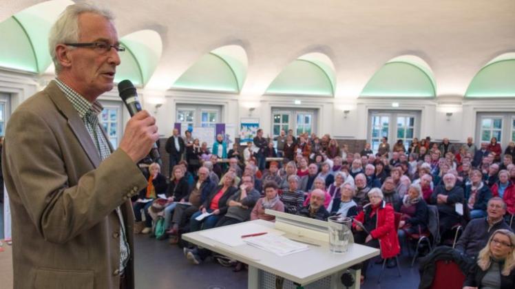 Vor mehr als 300 Menschen in der Markthalle informierte Oberbürgermeister Axel Jahnz am späten Mittwochnachmittag, dass kurzfristig 200 zusätzliche Flüchtlinge nach Delmenhorst kommen werden. 
