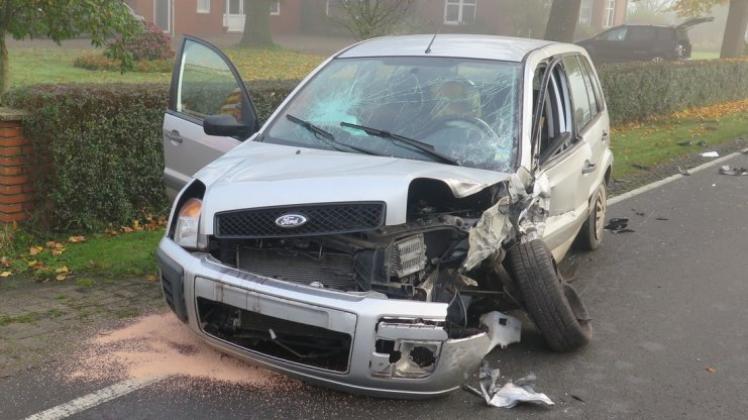 Totalschaden bei Unfall in Dötlingen: Ein Mann wurde schwer, eine Frau leicht verletzt. Totalschaden bei Unfall in Dötlingen: Ein Mann wurde schwer, eine Frau leicht verletzt.
