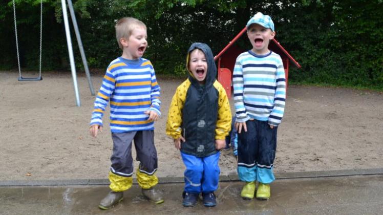 Sommerregen macht Spaß: Die drei Jungs in der Kita Ströhen beweisen es. 