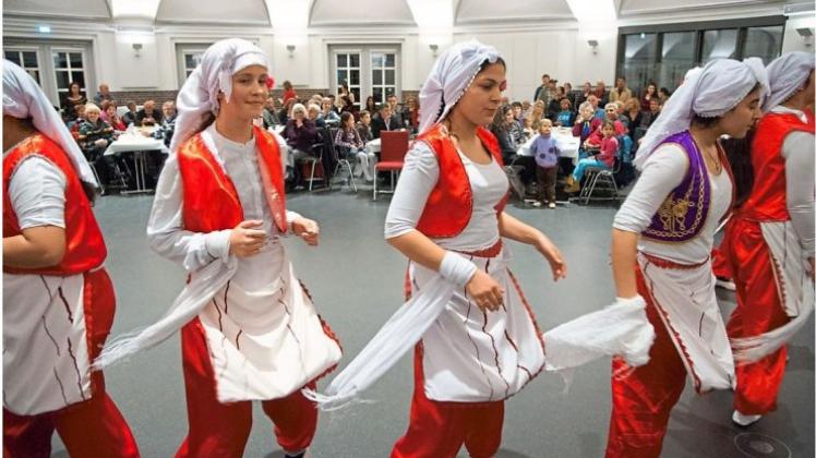 Schwungvoll in Rot-Weiß: Eine mazedonische Tanzgruppe beim Fest der Kulturen 2014. Damals lautete das Motto „Einheit und Vielfalt“, in diesem Jahr rücken Flüchtlinge in den Fokus. Archivbild: Andreas Nistler