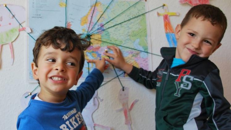 Woher kommst du? Viviano und Raul zeigen auf der Europakarte im Gruppenraum der Kita Charly’s Kinderparadies auf Italien und Rumänien. 