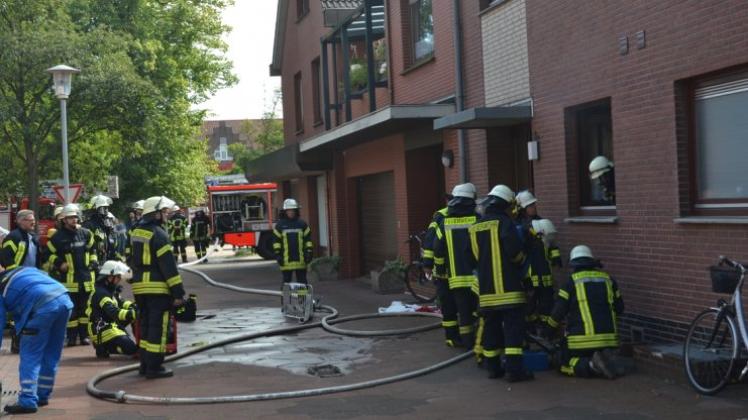 Feuer an der Lindenstraße: Ein Wohnungsbrand hat Sonntagvormittag die Feuerwehr auf den Plan gerufen. 