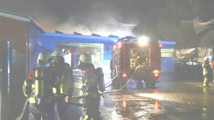 Vorsichtig vorgehen musste die Feuerwehr bei den Löscharbeiten in einer Autoverwertungs-Firma in Hesepe: In einer Werkshalle waren auch Gasflaschen gelagert. 