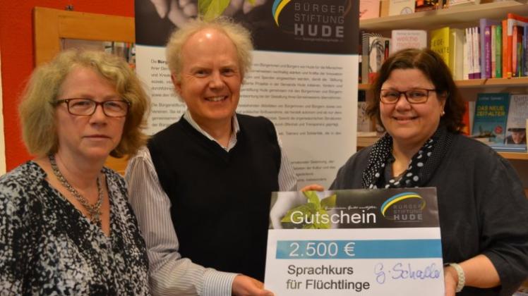 Sie übergaben symbolisch einen Spendenscheck in Höhe von 2500 Euro an VHS-Programmbereichsleiter Andreas Lembeck für Deutschkurse: Conny Bley (links) und Gerburg Schaller vom Vorstand der Bürgerstiftung Hude. 