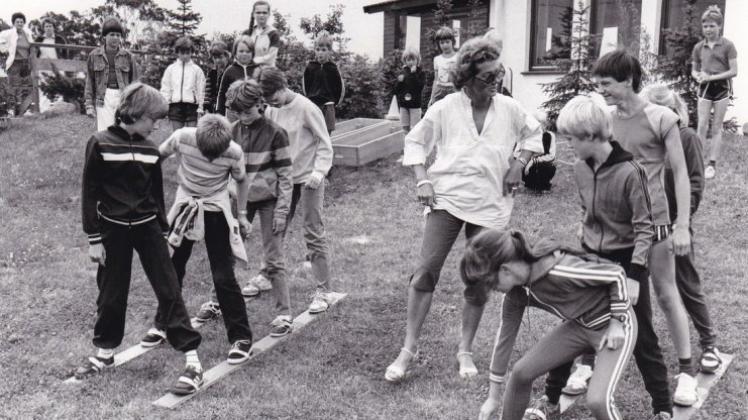 Mitten im Sommer 1983 wagten sich mutige Ferienkinder beim TC-Ganderkesee auf die Ski. Mitten im Sommer 1983 wagten sich mutige Ferienkinder beim TC-Ganderkesee auf die Ski.