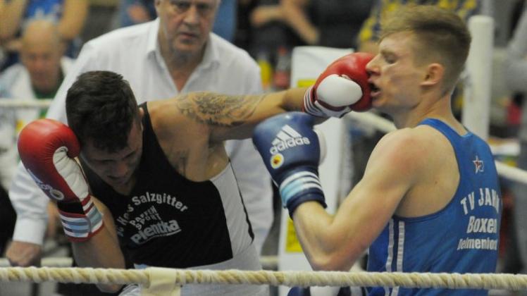Da schlägt die Linke ein: Jahn-Boxer Slava Belousov (rechts) wird von Nils Kamp getroffen.Fotos. Rolf Tobis