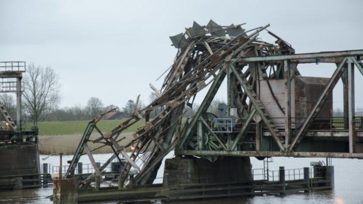 Am Freitagmorgen wurde das ganze Ausmaß der Beschädigungen an der Friesenbrücke bei Weener sichtbar. 